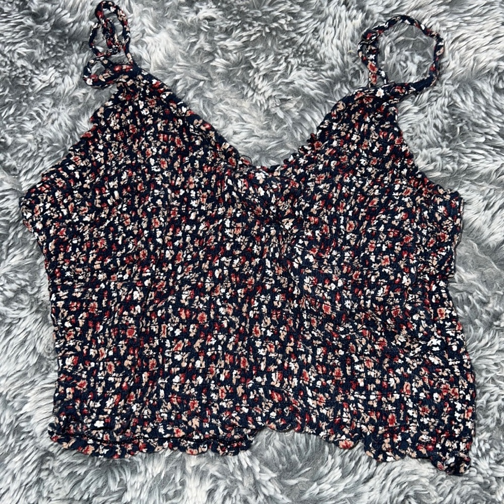 Cute floral tank top, crossover in front. And scrunchy material in the back.
